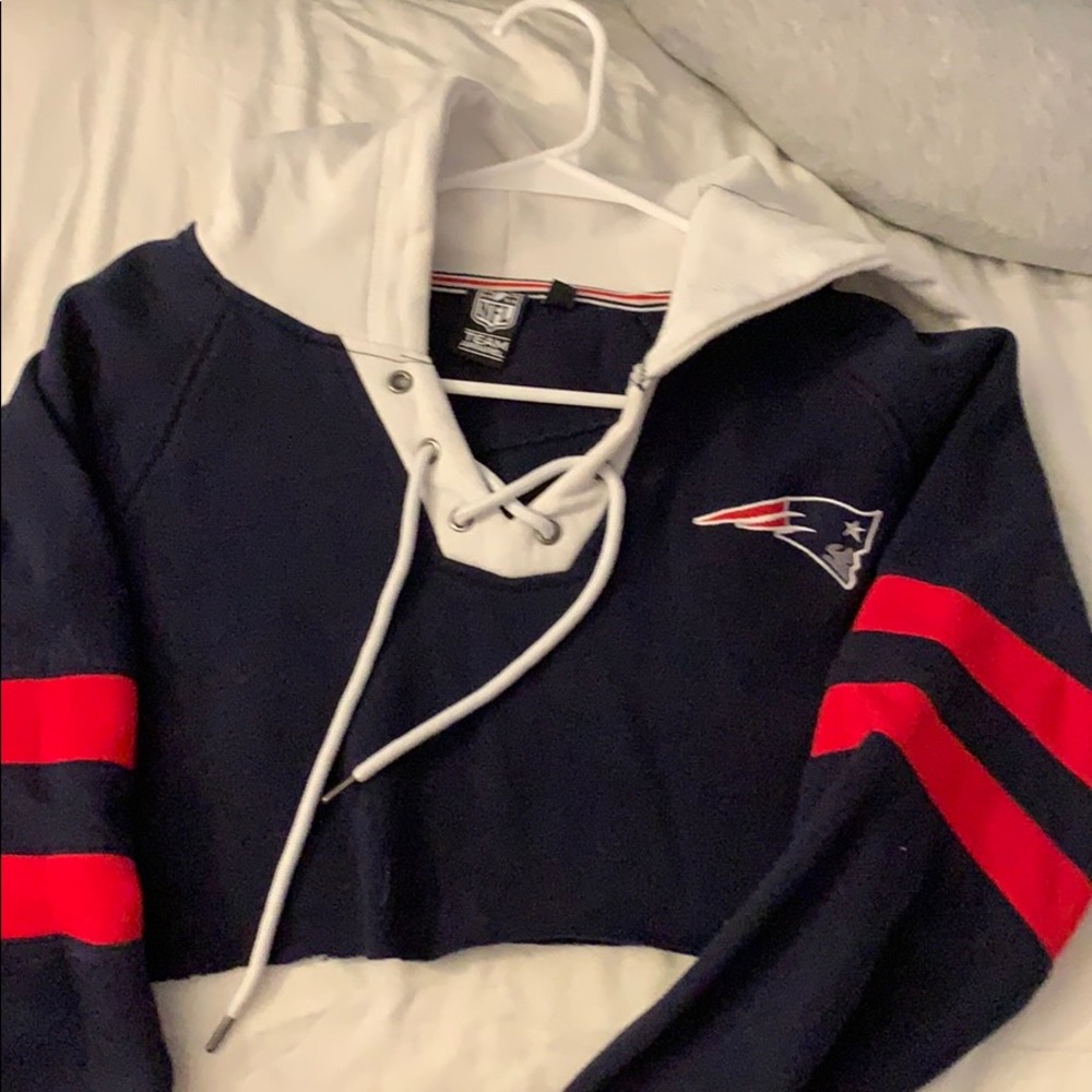 Cropped patriots sweatshirt